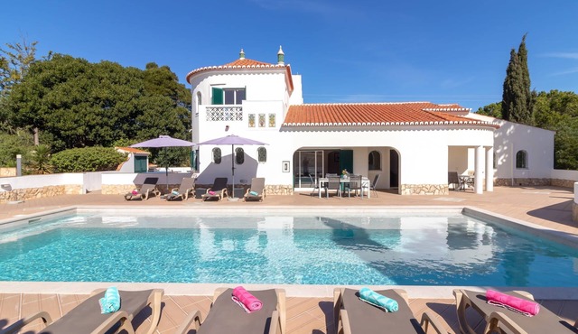 Casa Rainha Villa near Carvoeiro with Pool and BBQ