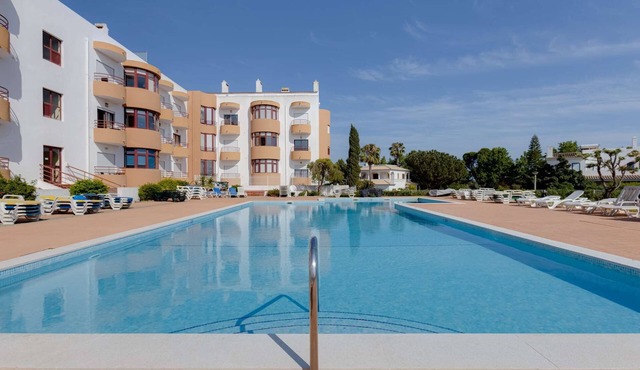 Casa Sol e Lua bright 1 bedroom apartment with shared pool, kitchen and balcony in Alvor