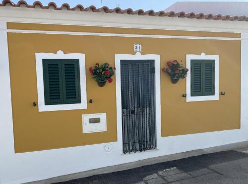 Casinha Amarela in Mora