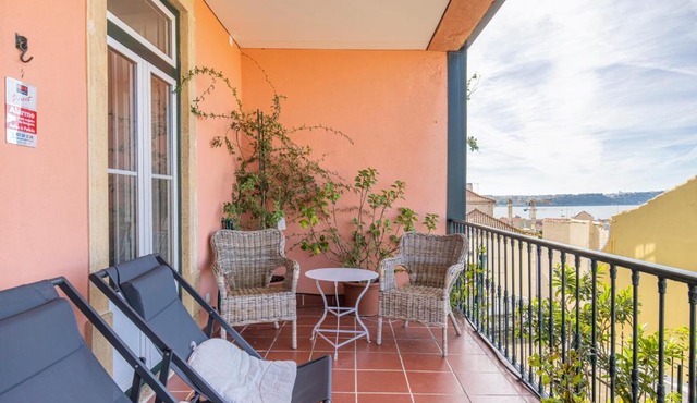 Castelo Design Aparment W/Balcony & Super View by LovelyStay