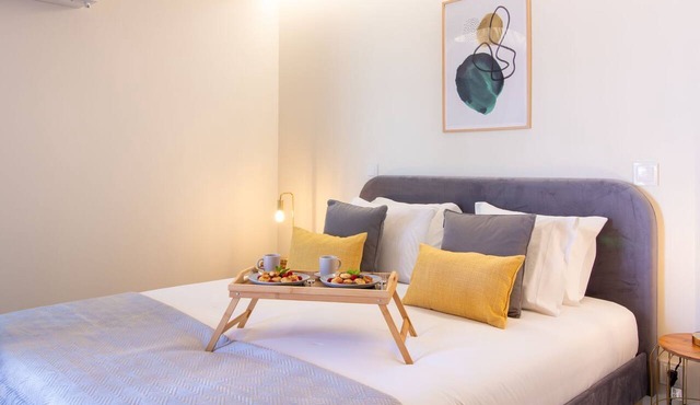 Central Gaia 1BR Flat w/Balcony by LovelyStay