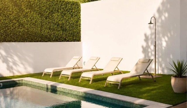 Central Living & Pool in Faro