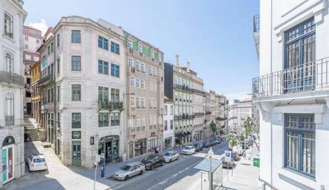 Charming 3-Bedroom Apartment Near Porto Riverside in Porto