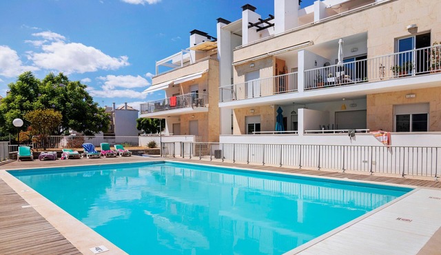 Charming 3-Bedroom Apartment in Santa Luzia with Shared Pool, Wi-Fi & Air Conditioning