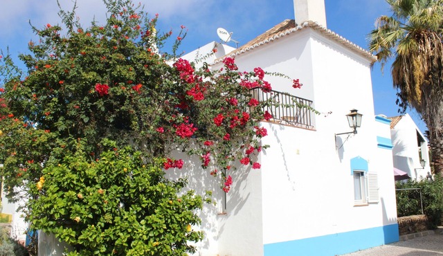 Charming air-conditioned house in residence with swimming pool, near beach wifi fiber
