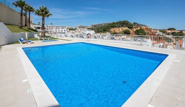 Charming apartment with a view of the sea and a pool, 20 meters from the beach in Albufeira