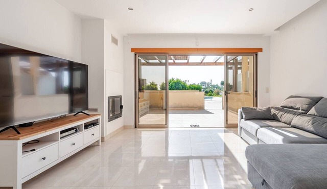 Charming Holiday House with Stunning Views in Albufeira in Albufeira