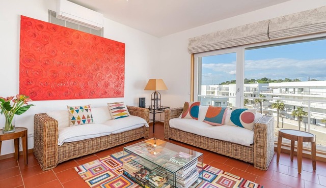 Charming Marina Apartment, Walk to Old Town