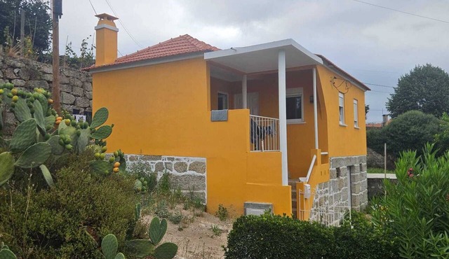 Charming River-View Cottage in Dão Wine Region – Fireplace & Private Patio in Granjal