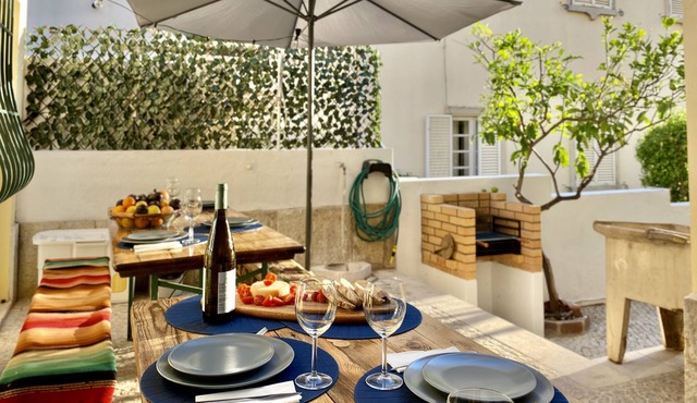 Charming villa in DOWNTOWN with an OUTDOOR PATIO! FREE PARKING in Faro