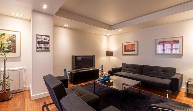 Chiado Deluxe Modern Feel 3 BR Apartment