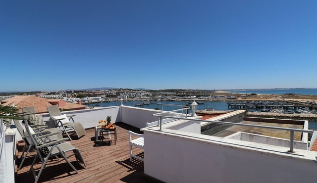 Chic Wi-Fi Apartment for 4 with Stunning Sea & Marina Views, 300m from the Beach
