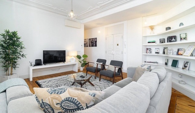 Classic Beauty & Modern Retreat in Rato in Lisboa
