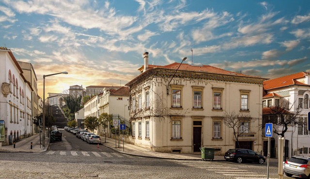 Coimbra Old Town Gem Family Studios, Suites with Private Bathrooms