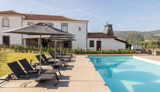 Comfortable Rural Getaway with Pool Access, Rustic Charm, and Scenic Views in Braga