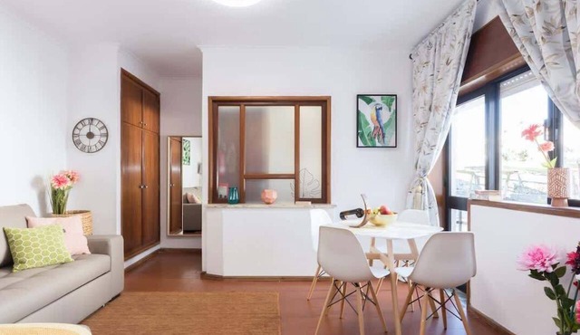 Comfy Sunny Flat w/Netflix by HostWise