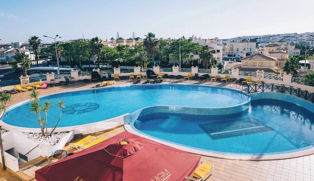 Convenient Stay, Superb Location! 2 Fully-furnished Units, 2 Pools, Free Parking in Albufeira