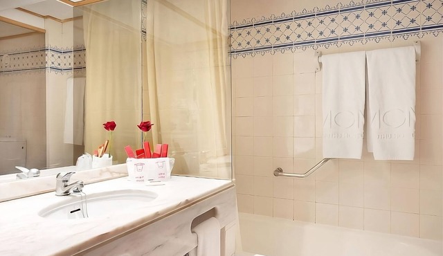 Convenient Stay, Superb Location! 2 Outdoor Pools, Free Parking, Airport Shuttle in Albufeira