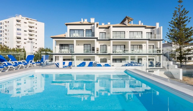 Correeira Luxury Residence T2 B - Albufeira, Pools, Wifi, Bbq, Beach in Albufeira