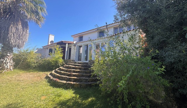 Country house near the city, peace and quiet, nature, a pool, and a spacious garden. in Bucelas