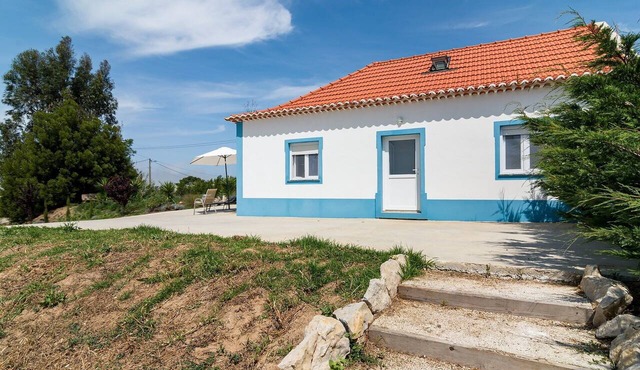Cozy Retreat near Casal das Portelas in Torres Vedras