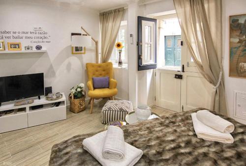 Cozy Studio, Heart of Historic Mouraria with AC