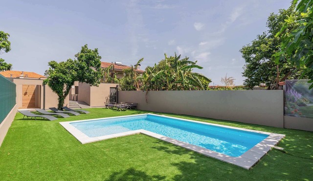 Cozy Studio with Pool Near Airport by HostWise in Moreira