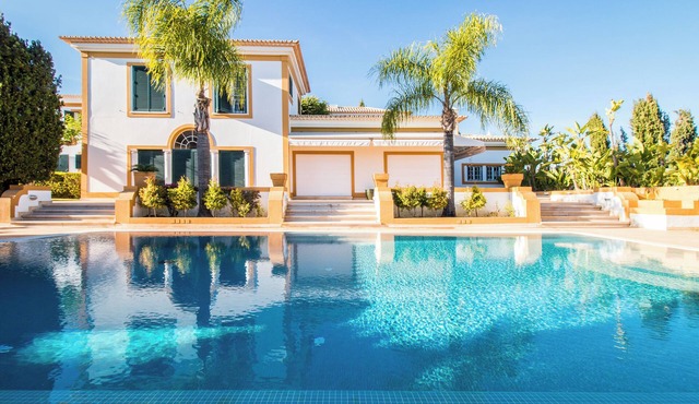CYPRESS VILLA in Albufeira