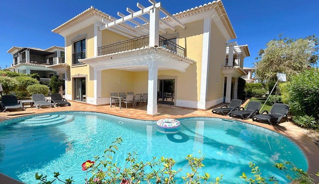 Deluxe 3 Bedroom Villa w/Heated Pool, Walking distance to Beach, Wifi, A/C in Lagos