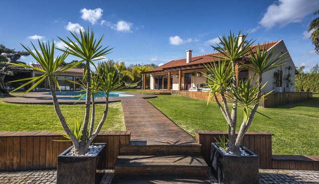 Designer villa with private swimming pool near Sesimbra in Fernao Ferro