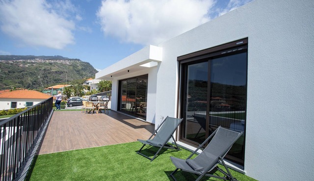 Dori’s Modern Home w/Pool & Sea & Mountain Views — 15 Min to City Center