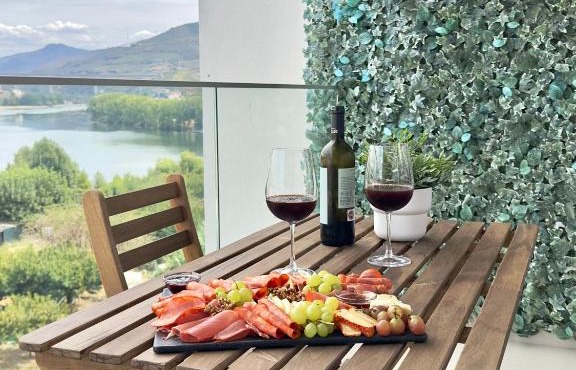 Douro Escape - Riverfront Apartment in Peso da Regua
