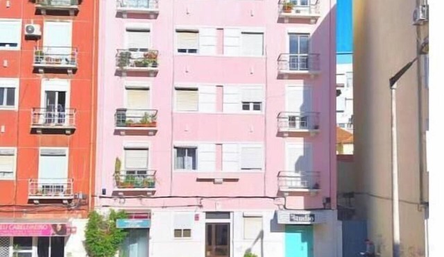 Elegant room in Cacilhas with a balcony near Lisbon in Sesimbra