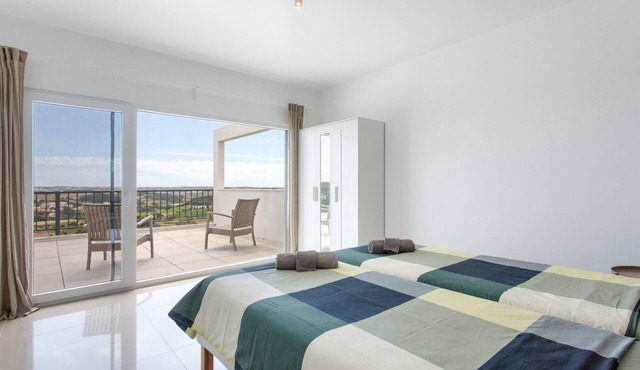 Emerald Room with Shared Pool and Shared Terrace in Lourinhã