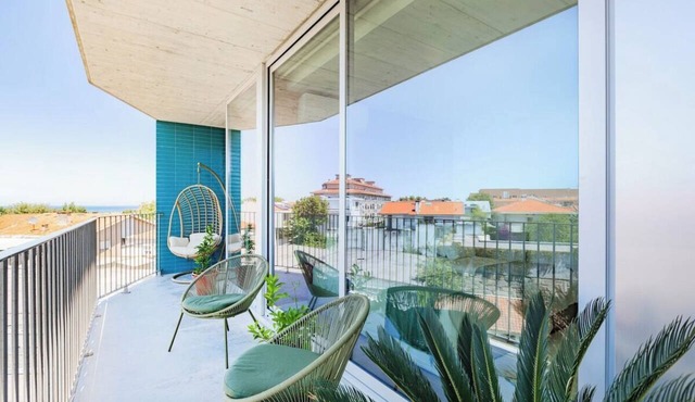 Espinho Sunny Vibes & Balcony with Pool in Espinho