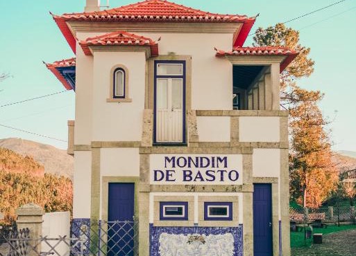 Estação Ferroviária de Mondim de Basto in Molares