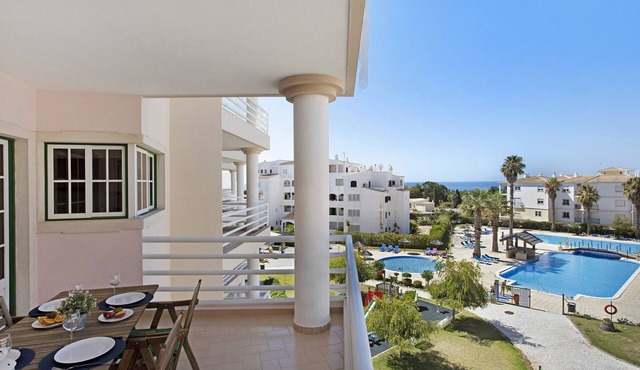Estrela do Vau Apartment with Sea View, Pool, A/C, Wi-Fi, Garden, Terrace and Balcony
