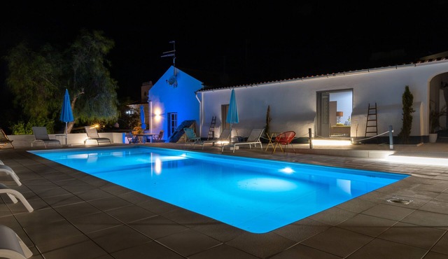 Extensive Luxury Villa Own Pool 7 Bedrooms + New Hotel pool system 21 guests