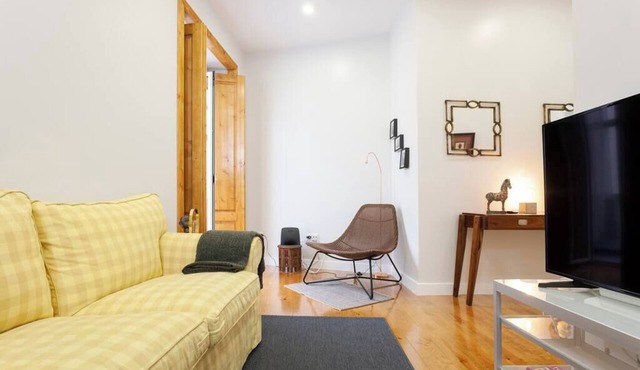 Family Apartment with Balcony in Graça in Lisboa
