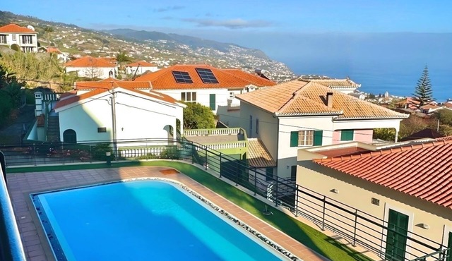 Family-friendly apartment with swimming pool and stunning views!
