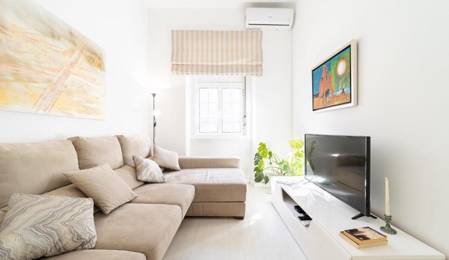 Family House in Lisbon with Pool, Garden & BBQ