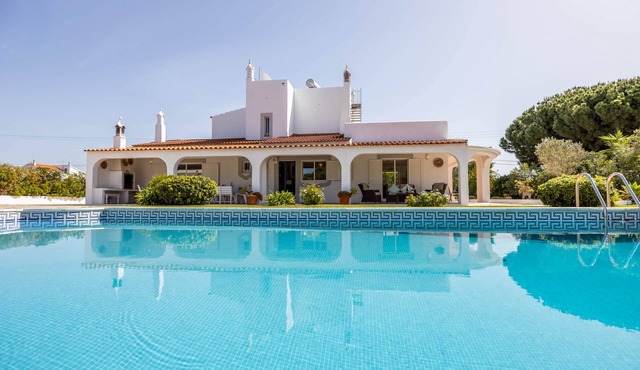 Family Villa With Pool Near Armacao De Pera Beach in Porches
