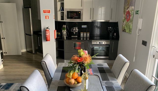 Funchal Apt- Sleeps 2 - Pool & Parking - Madeira in Funchal