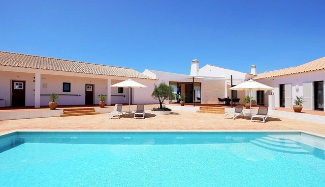 Galé Luxury Villa in Algarve with Pool and Sea Views