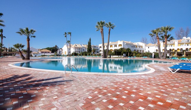 'Golden' Apartment with Shared Pool, Wi-Fi and Air Conditioning