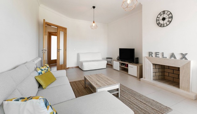 Green Hill - 3 bedroom flat with shared pool