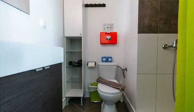 Green studio, Private Balcony, 100 meters, 2 min by foot, of Peniche Beach in Peniche