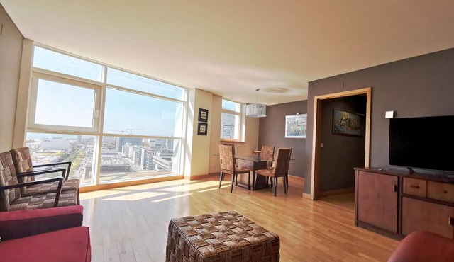 High Floor Apartment in Tower with River View Parque Nacoes Expo8