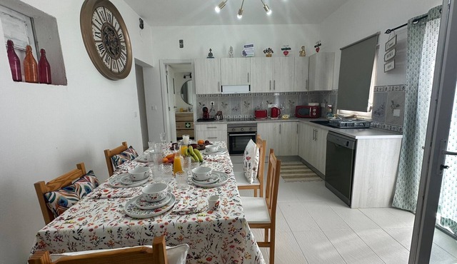 Holiday Home 'Ar Doce' with Private Pool, Wi-Fi and Air Conditioning