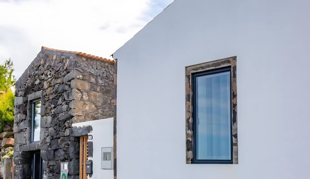 Holiday Home 'Branca' with Sea View, Shared Terrace and Wi-Fi in Praia